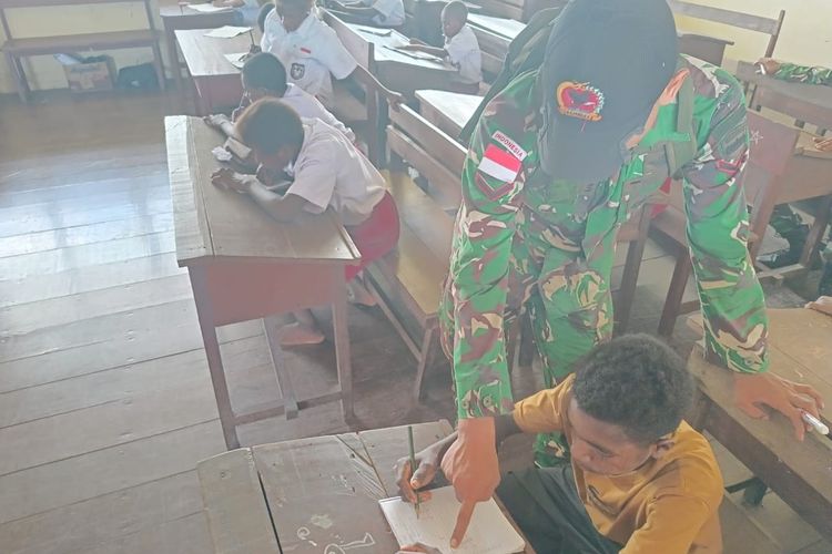 Satgas Yonif 123/Rajawali Berikan Bantuan Pendidikan, Perkuat Karakter Generasi Muda di Beberapa Pos ‎ ‎
