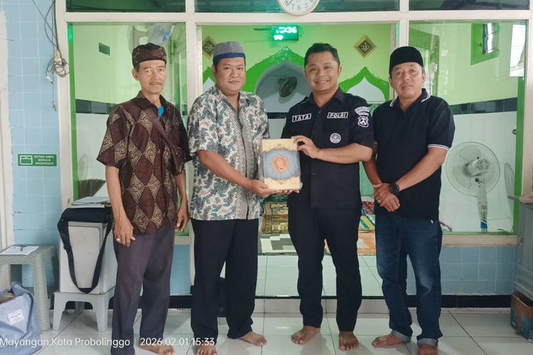 Polisi dan RW Dampingi GMBQ Salurkan Wakaf Al – Qur’an di Kelurahan Jati
