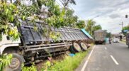 Truk Fuso Terguling di Dumajah, Polsek Tanah Merah Turun Tangan Bantu Evakuasi