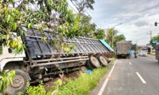 Truk Fuso Terguling di Dumajah, Polsek Tanah Merah Turun Tangan Bantu Evakuasi