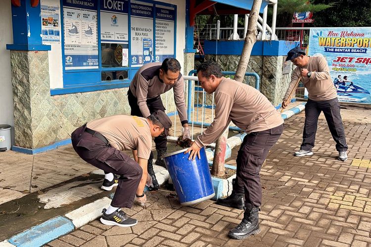 Polres Probolinggo Bersama Warga Percantik Destinasi Wisata Pantai Dukung Gerakan Indonesia Asri