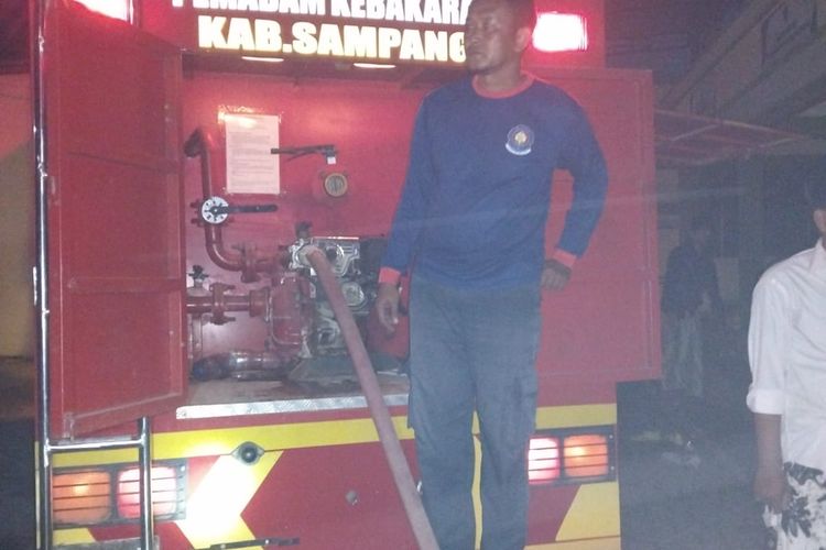 Solidaritas Antar Daerah! Pemkab Sampang Turunkan Puluhan Damkar Bantu Padamkan Kebakaran di PP Miftahul Ulum Pamekasan