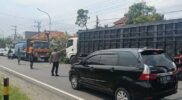 Empat Personel Polsek Tanah Merah Sigap Urai Lalu Lintas Pasc Evakuasi Truk Fuso Terguling  