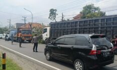 Empat Personel Polsek Tanah Merah Sigap Urai Lalu Lintas Pasc Evakuasi Truk Fuso Terguling  
