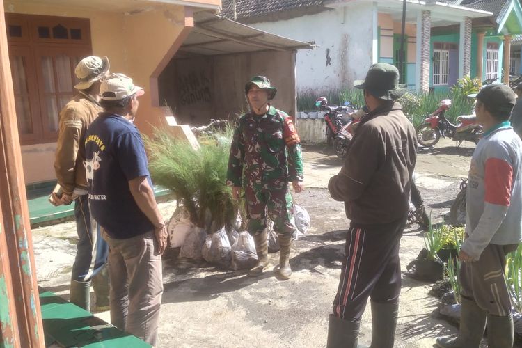 Antisipasi Bencana Alam, Babinsa Koramil Tutur Ajak Warga Ngadirejo Tetap Waspada