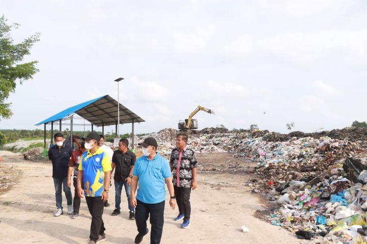 Respons Arahan Presiden soal Darurat Sampah, Bupati Tanjab Barat Tinjau Langsung TPA Lubuk Terentang
