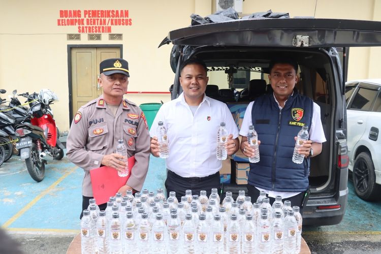 Bawa Puluhan Karton Arak Bali dari Pulau Dewata, Mobil Travel Dicegat Satreskrim Polres Sampang
