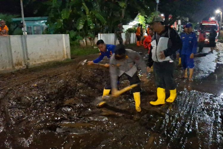 Respon Cepat Polres Probolinggo Tangani Banjir di Kecamatan Dringu