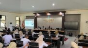 Satlantas Bangkalan Edukasi Pelajar Sekaligus Berbagi Helm Gratis