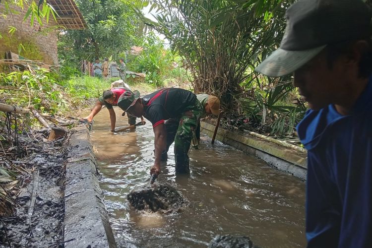 Peduli Lingkungan, Satgas TMMD Ke-127 Laksanakan Normalisasi Sungai
