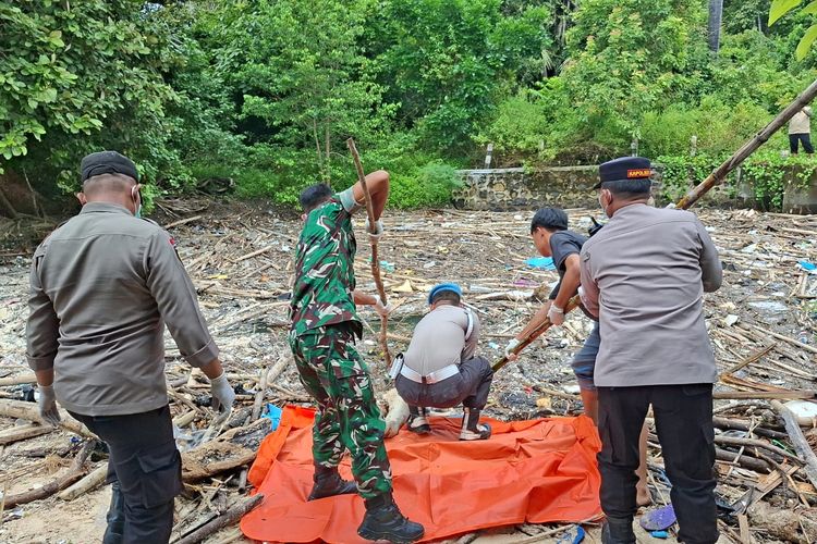 Sinergi TNI-Polri dan TN Alas Purwo Evakuasi Jenazah Tanpa Identitas di Pantai Plengkung