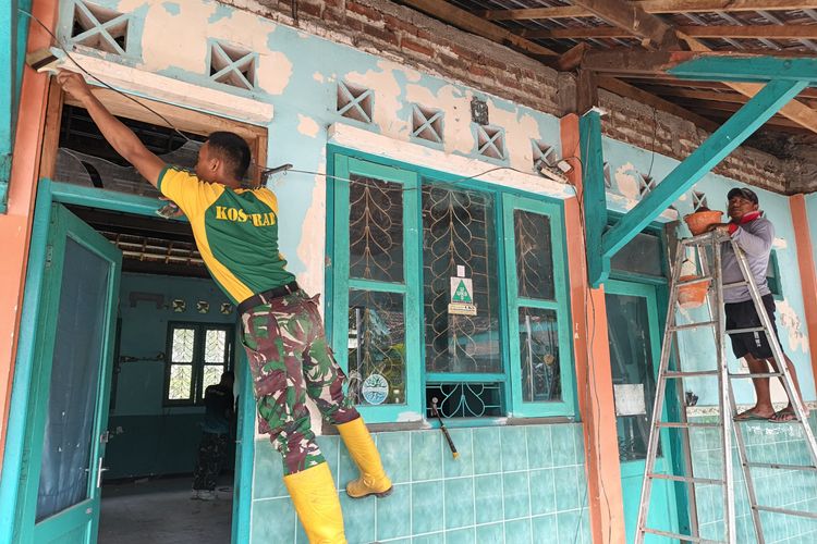 Pengecatan SMPN 2 Gondangwetan Hampir Rampung, Satgas TMMD Ke-127 Kebut Finishing