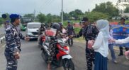 Berbagi Berkah Ramadan, Danlanal Batuporon Bagikan Takjil Gratis di Tanean Suramadu