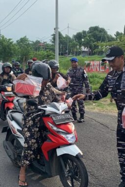 Berbagi Berkah Ramadan, Danlanal Batuporon Bagikan Takjil Gratis di Tanean Suramadu
