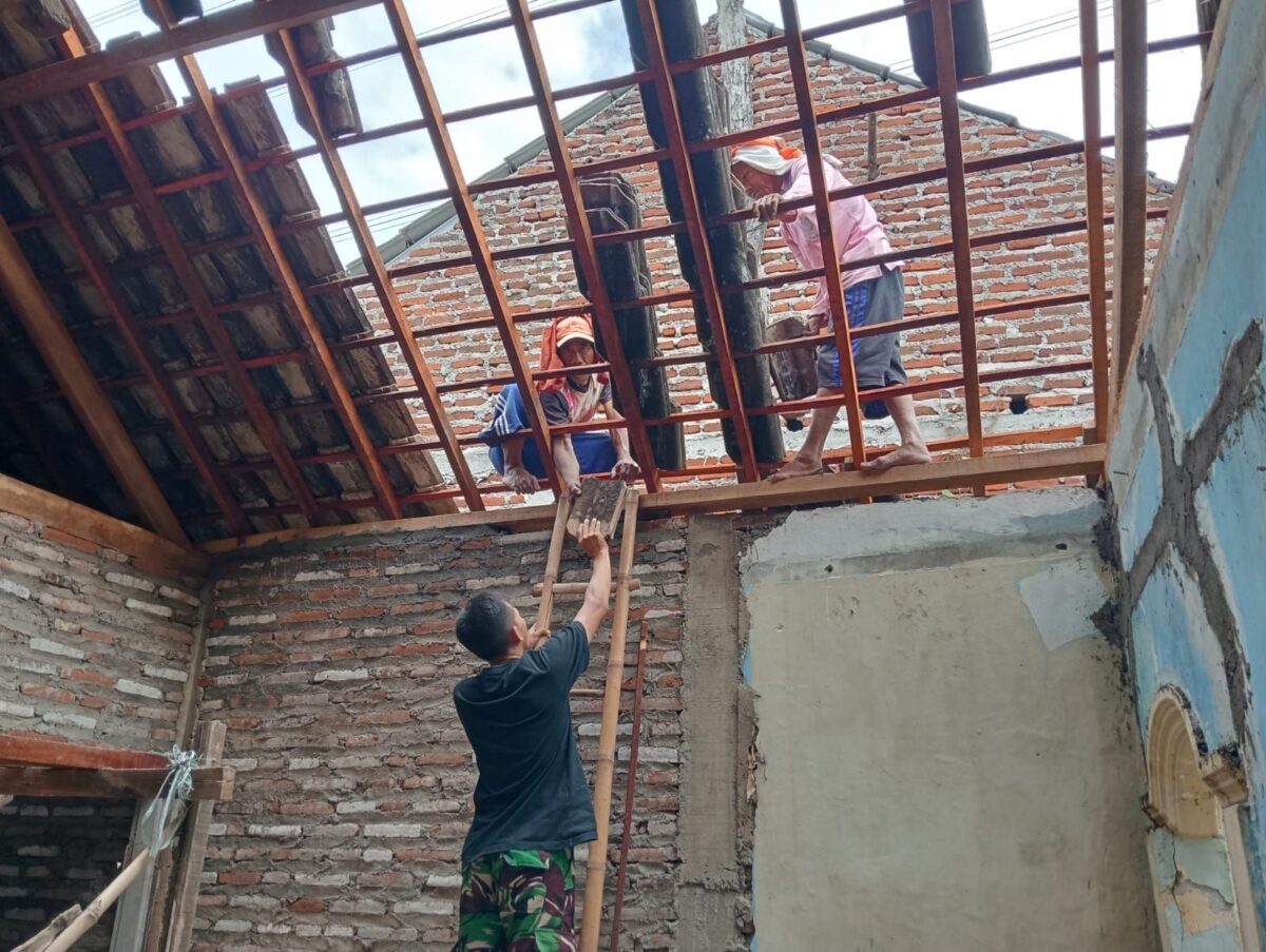 Tak Gentar Terik Matahari, TMMD Ke-127 Kodim 0819/Pasuruan Pasang Genteng, Tutup Luka Atap Rumah Muklis