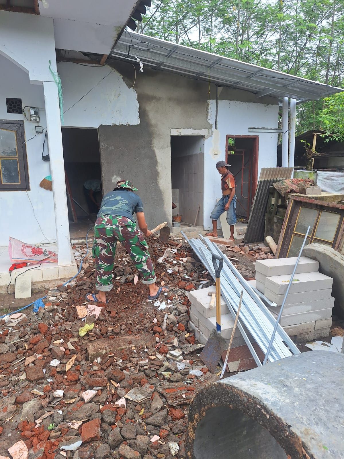 Wujud Nyata Kepedulian TNI Tingkatkan Kesehatan Warga, Satgas TMMD Ke-127 Bangun MCK