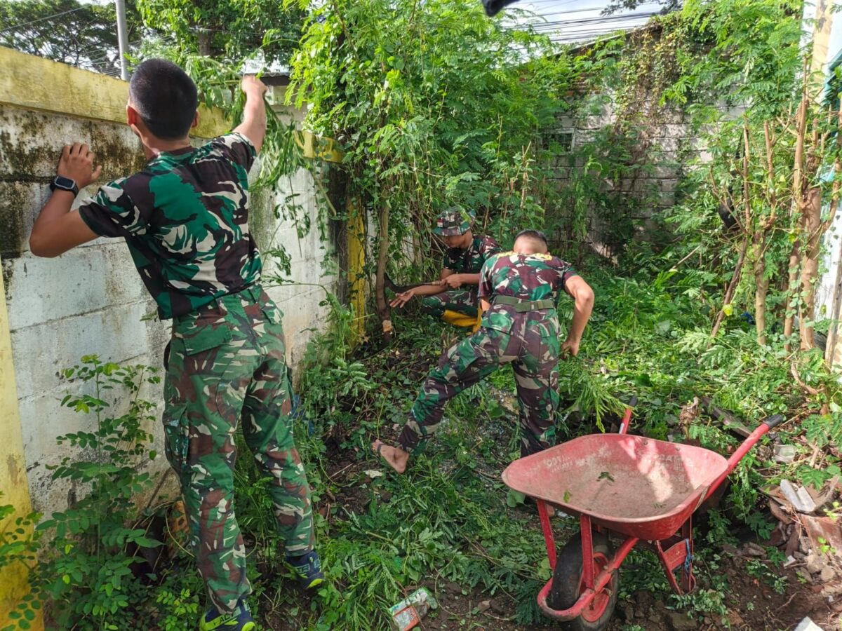 Bukan Hanya Renofasi Sekolah, Satgas TMMD ke-127 Laksanakan Pembersihkan Lingkungan Sekolah