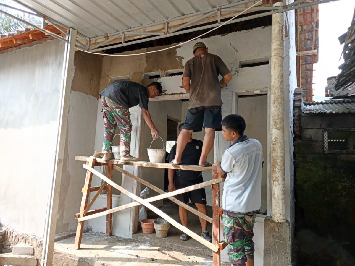Plester demi Senyuman: Cerita Kemanunggalan TNI dan Warga di Dusun Ngepreng