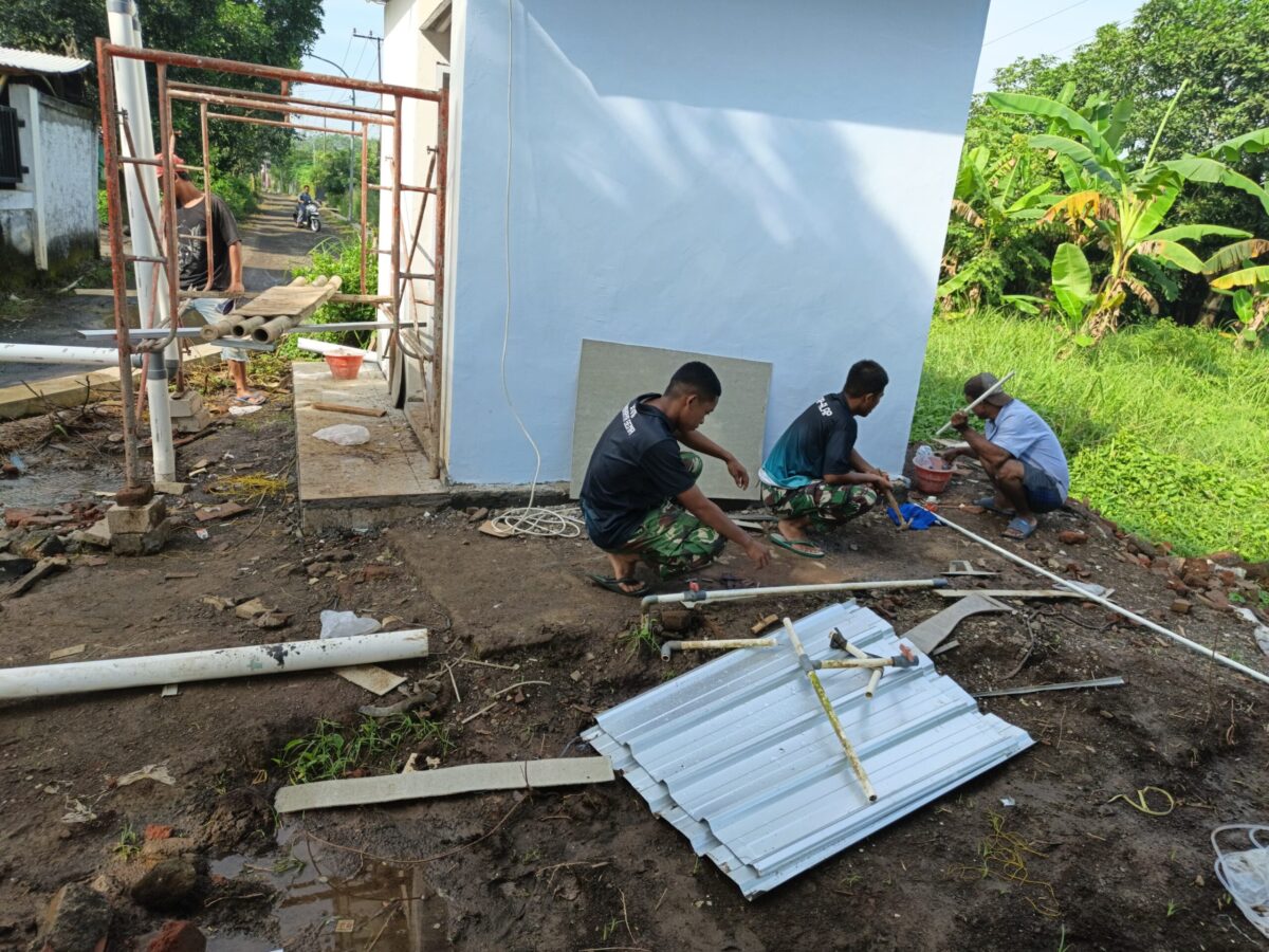 Terik Tak Halangi Prajurit dan Warga Wonosari Rampungkan MCK Program TMMD 127