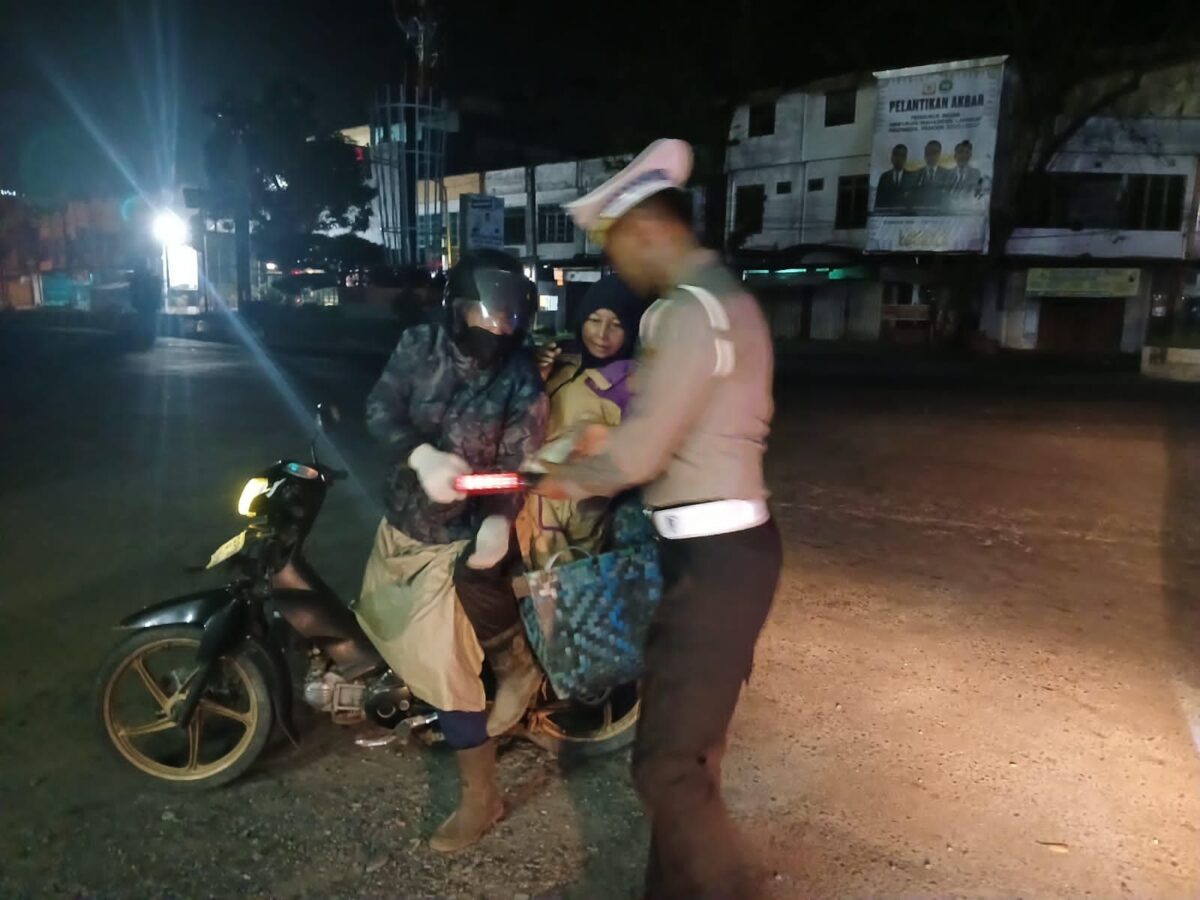 Isi Ramadhan dengan Kepedulian, Polres Langkat Bagikan Nasi Sahur kepada Masyarakat