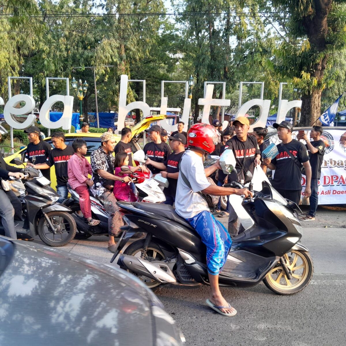 MADAS ( Madura Asli Daerah Anak Serumpun ) DPAC Kraksaan Bagikan 500 Takjil dan Gelar Buka Bersama di Depan Stadion Gelora Kraksaan