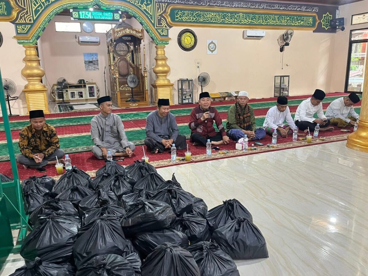 Bukber di Masjid Nurul Huda, Ketua DPRD Hamdani Serahkan Sembako untuk Warga Kampung Baru