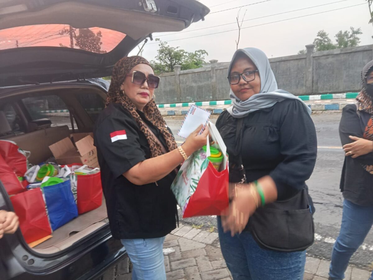 Bagi Bagi Takjil Nasi Bungkus di Jl. TLanakan Pamekasan, Perkuat Silaturahmi di Bulan Ramadhan