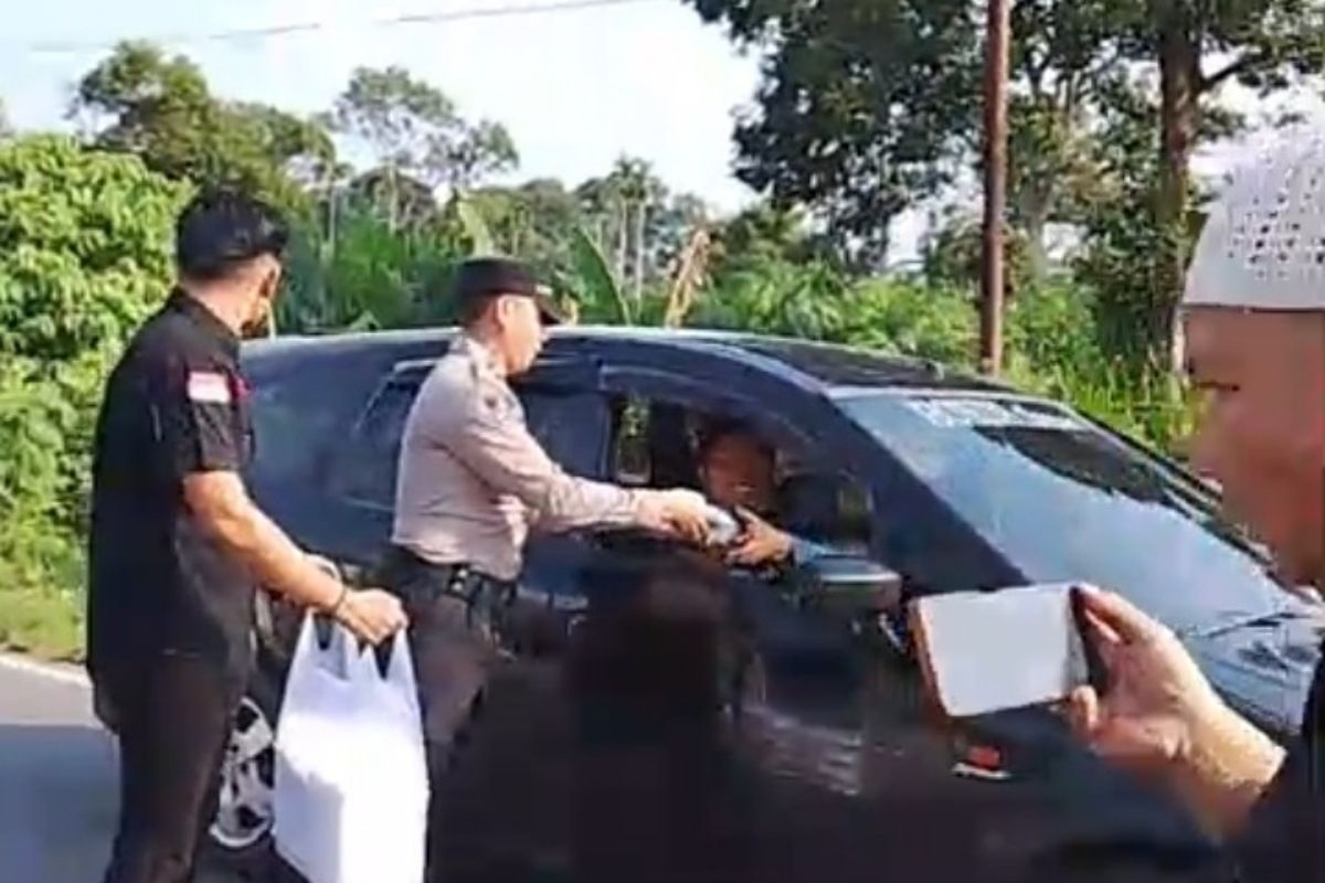 Polres Muratara Bagikan 100 Porsi Takjil untuk Pengguna Jalan di Bulan Ramadan