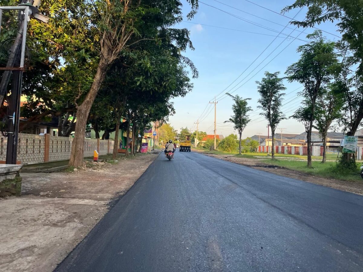 Dikerjakan Setengah Hati, Warga Kecam Perbaikan Jalan Nasional Kalianget yang Tebang Pilih