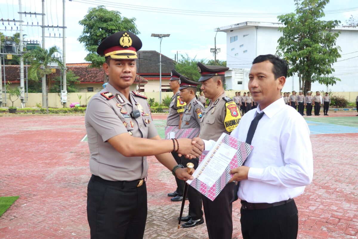 Gerak Cepat Gagalkan Peredaran Kokain, Kapolres Sumenep Hadiahi 4 Personel di Lapangan Tribrata