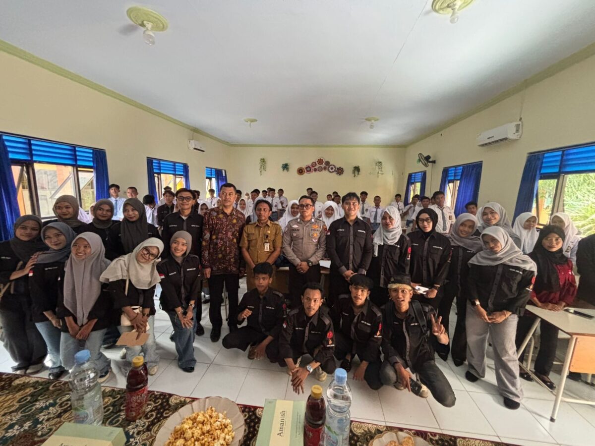 Kasat Lantas Polres Sumenep Gelar Police Goes to School di SMK 1 Kalianget, Bagikan Helm untuk Wujudkan Kamseltibcarlantas