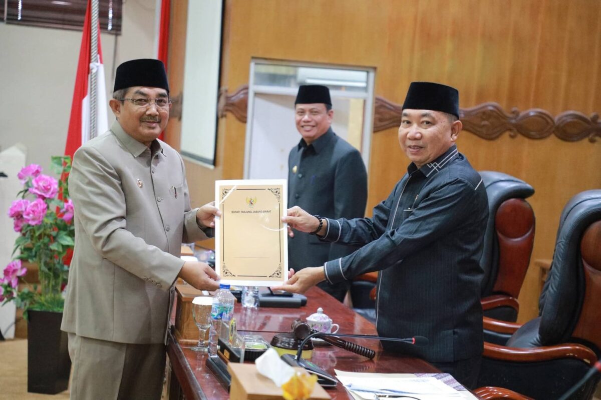 DPRD Tanjab Barat Gelar Paripurna, Bupati Sampaikan Tanggapan atas Pemandangan Umum Fraksi LKPJ 2025