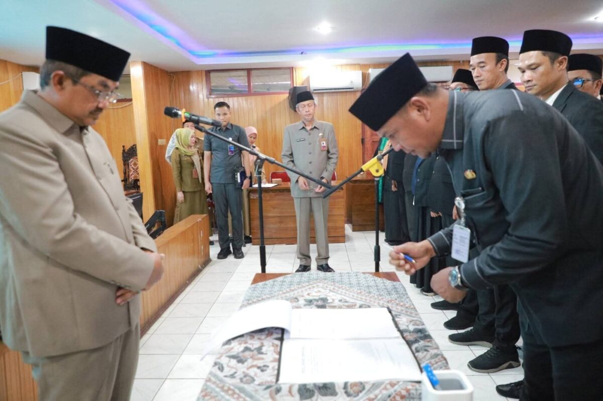 Bupati Anwar Sadat Tekankan Integritas dan Kolaborasi Saat Lantik Pejabat Pemkab Tanjab Barat