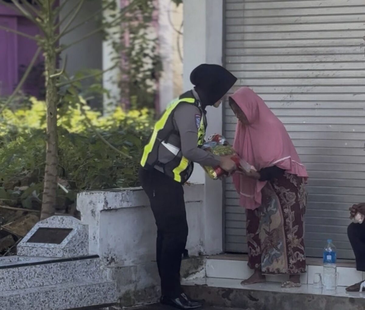 AKP Beny Kuncoro: Maknai Kartini Lewat Aksi Nyata, Polantas Sumenep Bagi Sembako dan Edukasi Lantas