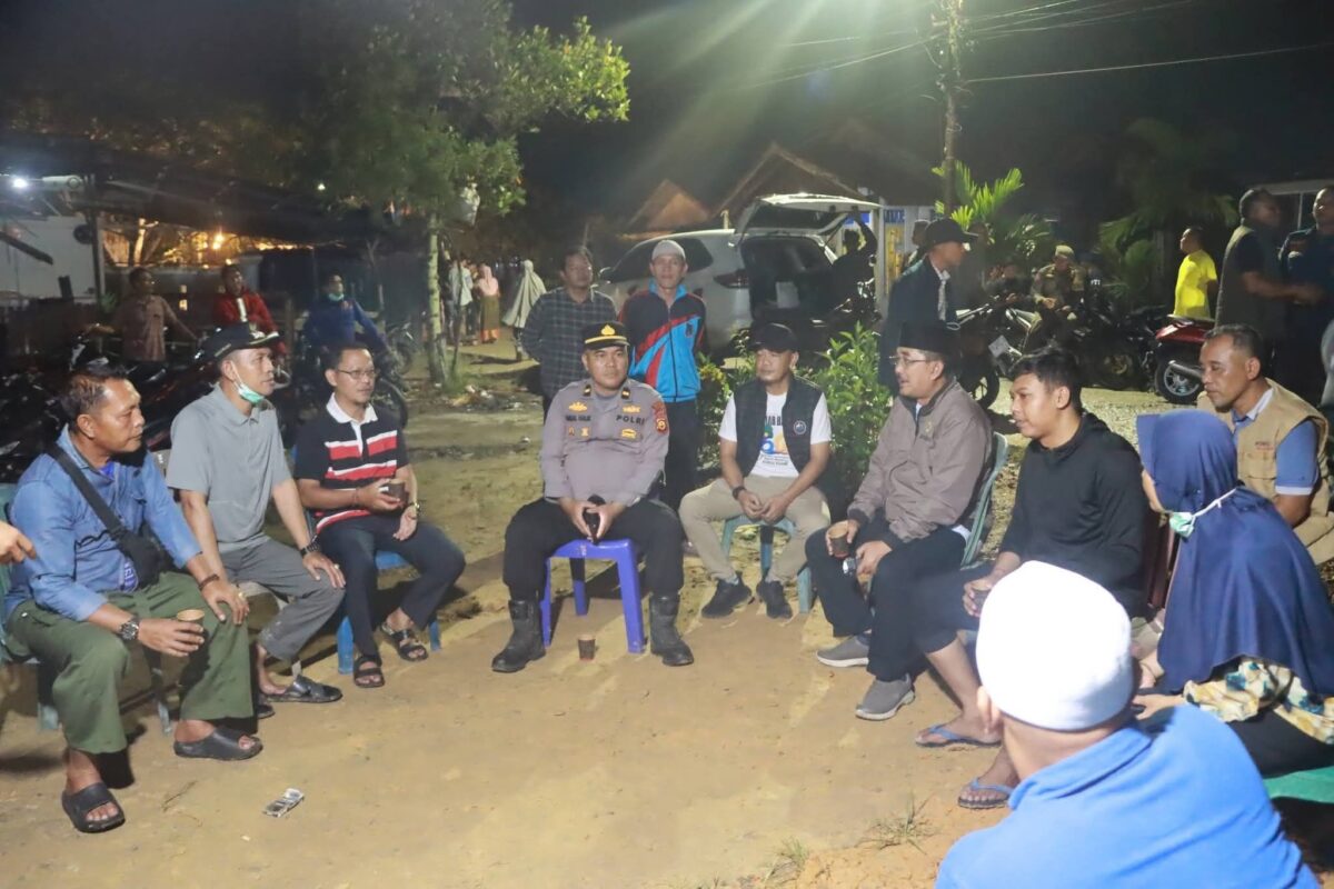 Dampingi Bupati Anggora DPRD Lukas Cholikul, R, Tinjau Korban Kebakaran Teluk Nilau, Tekankan Penanganan Cepat dan Tepat,