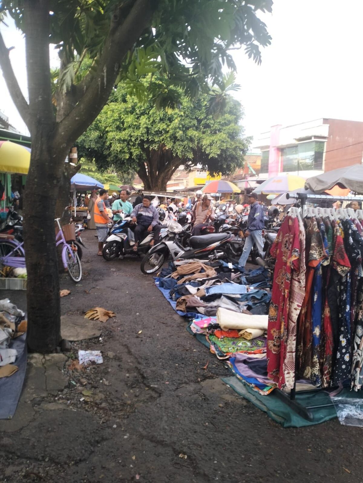 Diduga Lahan Tempat Parkir Roda Dua Dan Roda Empat Dikomersilkan Petugas Parkir Kepedagang “Kemana DISHUB Kabupaten Malang”