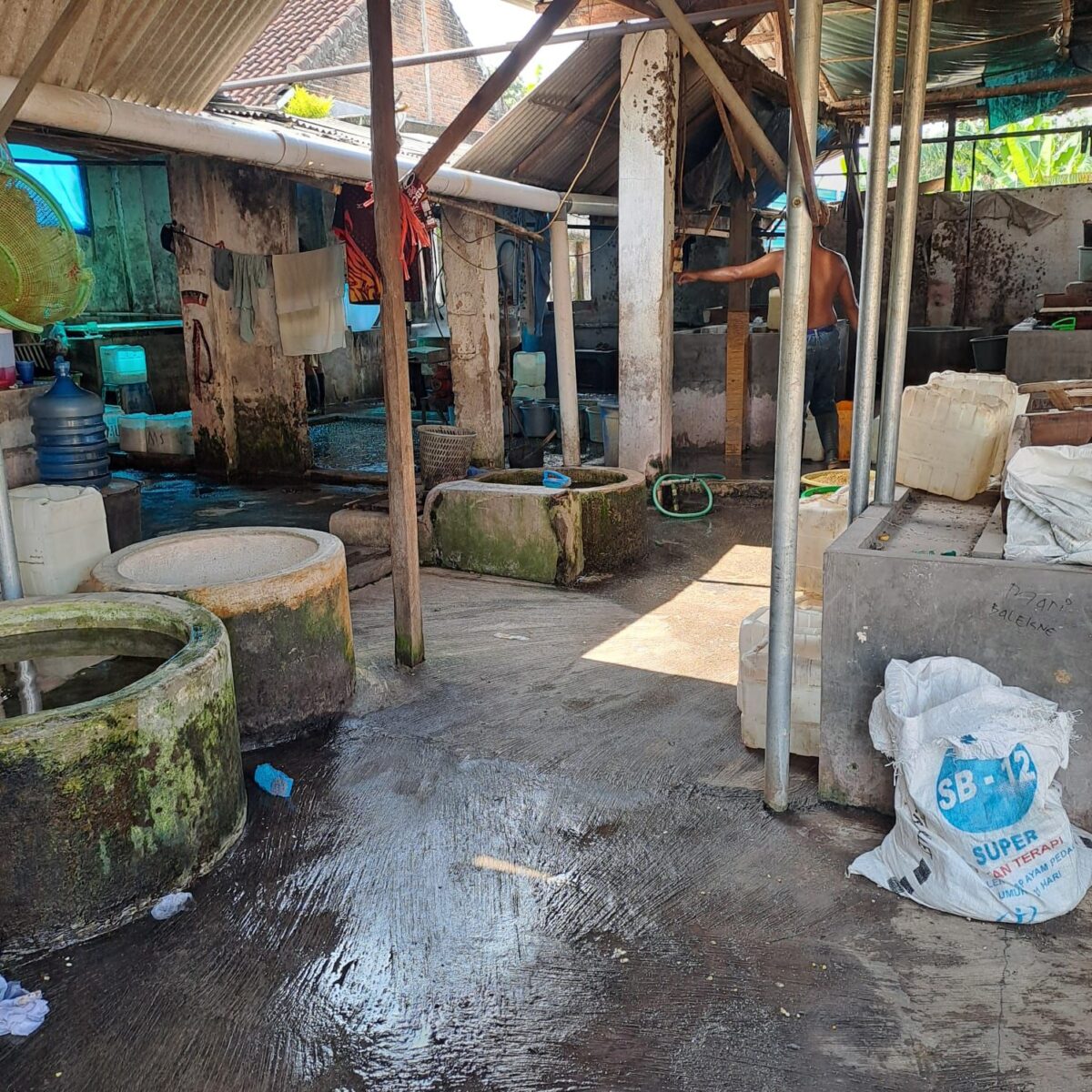 DIDUGA ILEGAL DAN CEMARI LINGKUNGAN, AKTIVITAS PRODUKSI TAHU-TEMPE DI DESA KARANG SARI DISOROT TIM GABUNGAN