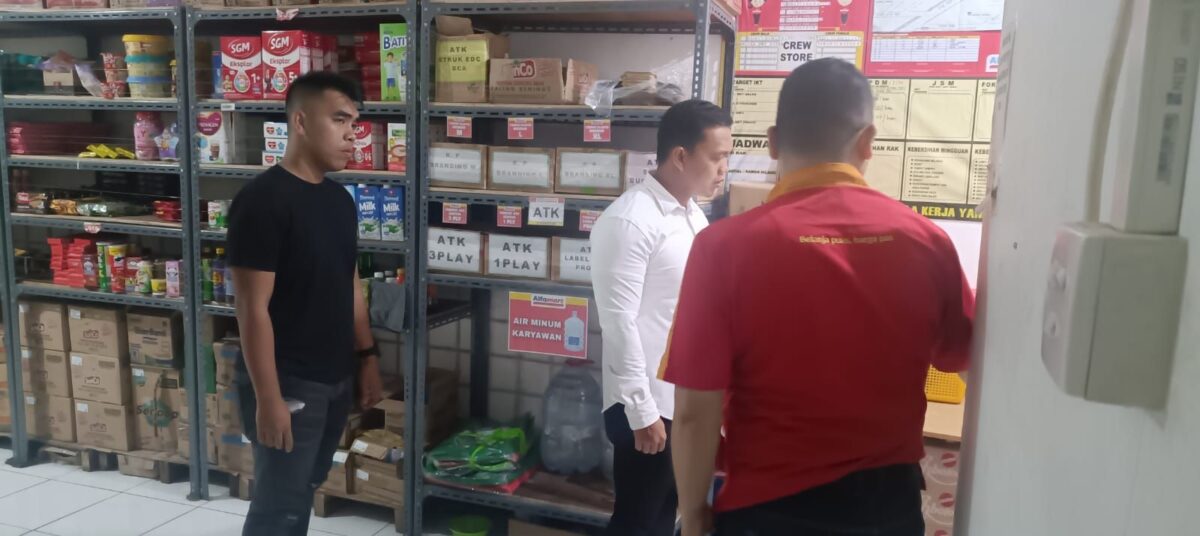 Minimarket disolear dirampok uang puluhan juta rupiah raib digondol rampok .