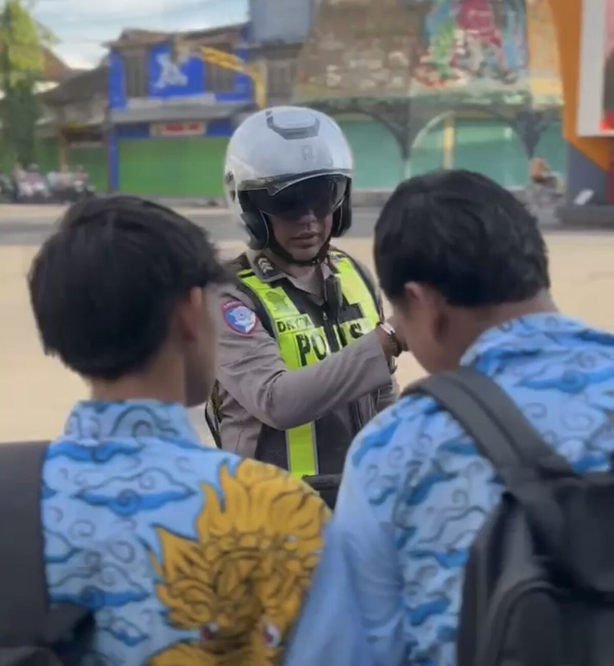 Satlantas Polres Sumenep Tindak Dua Pelajar Gunakan Knalpot Brong di Simpang 4 Monumen