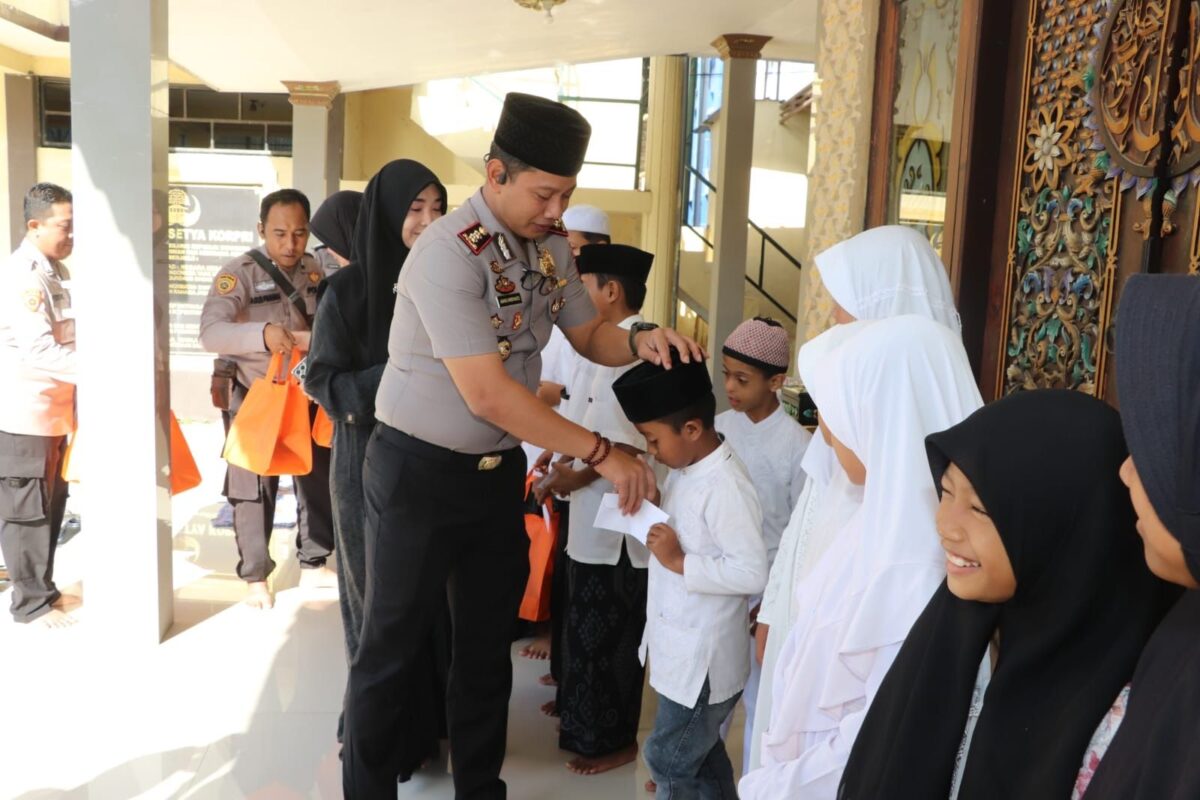 Usap Kepala Penuh Doa! Kapolres Sumenep Santuni Anak Yatim Sambut Tahun Baru Islam dan HUT Bhayangkara ke-80