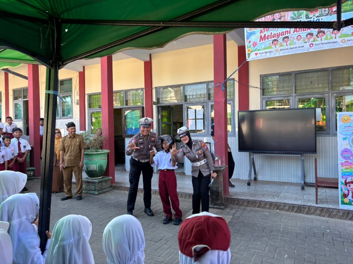 Satlantas Polres Sumenep Gelar Police Goes To School di SDN Lalangon 1, Kasat Lantas AKP Beny Kuncoro Bagikan Helm dan Edukasi Keselamatan