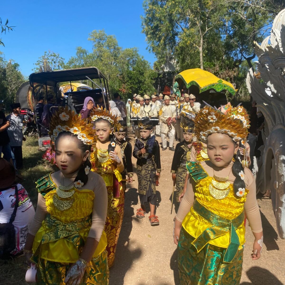 SEMARAK! 7 Kelompok Binthong dan Baju Adat Nusantara Meriahkan Pawai Budaya Darussalam