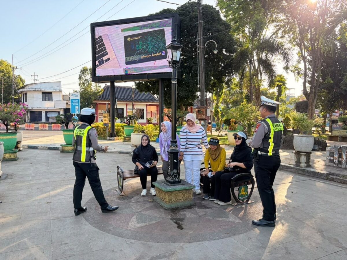 Kasat Lantas Polresta Sumenep Sosialisasikan Layanan Halo Kapolresta di Taman Adipura