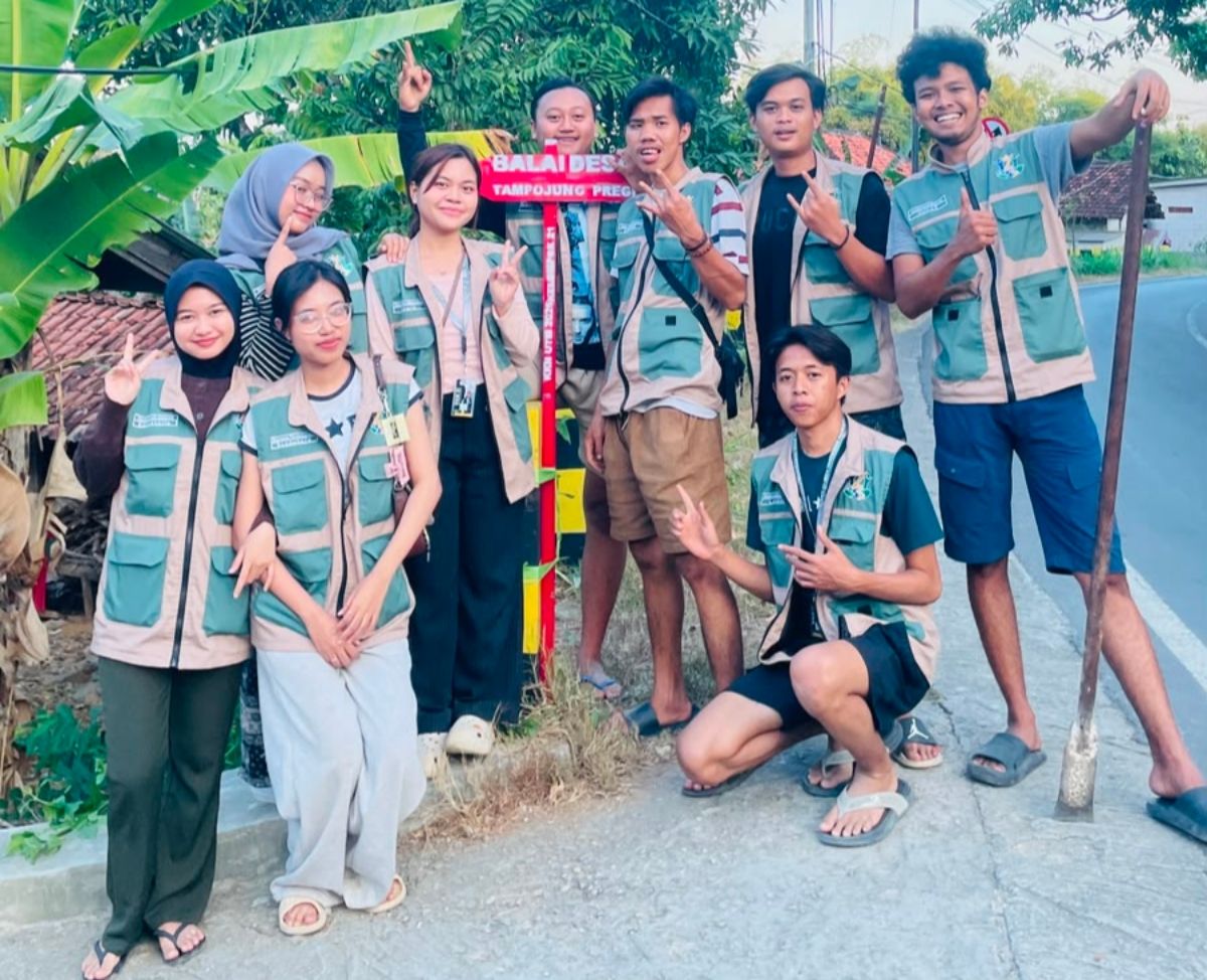 Mahasiswa KKN UTM Kelompok 21 Bangun Lima Papan Penunjuk Arah untuk Permudah Akses di Desa Tampojung Pregih