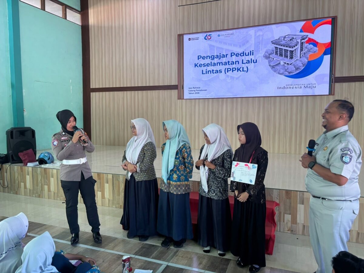 Edukasi Keselamatan Berlalu Lintas, Satlantas Polresta Sumenep Gelar PPKL di MAN Sumenep dan Bagikan Helm serta Jaket