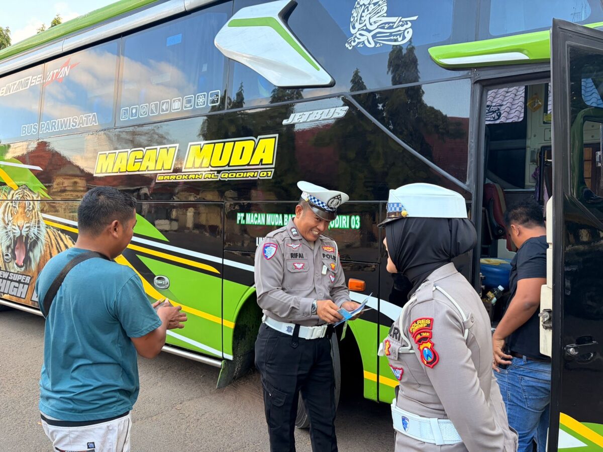 Atas Arahan Kasat Lantas Kompol Eko Aprianto, Anggota Satlantas Polresta Sumenep Gencar Ramp Check Bus Wisata