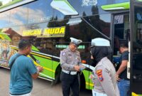 Atas Arahan Kasat Lantas Kompol Eko Aprianto, Anggota Satlantas Polresta Sumenep Gencar Ramp Check Bus Wisata