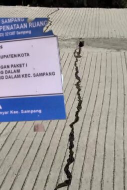 Belum Serah Terima Proyek ReadyMix Jl. Rajawali Baru Retak Parah, Bupati Sampang Diminta Benahi SDM PUPR