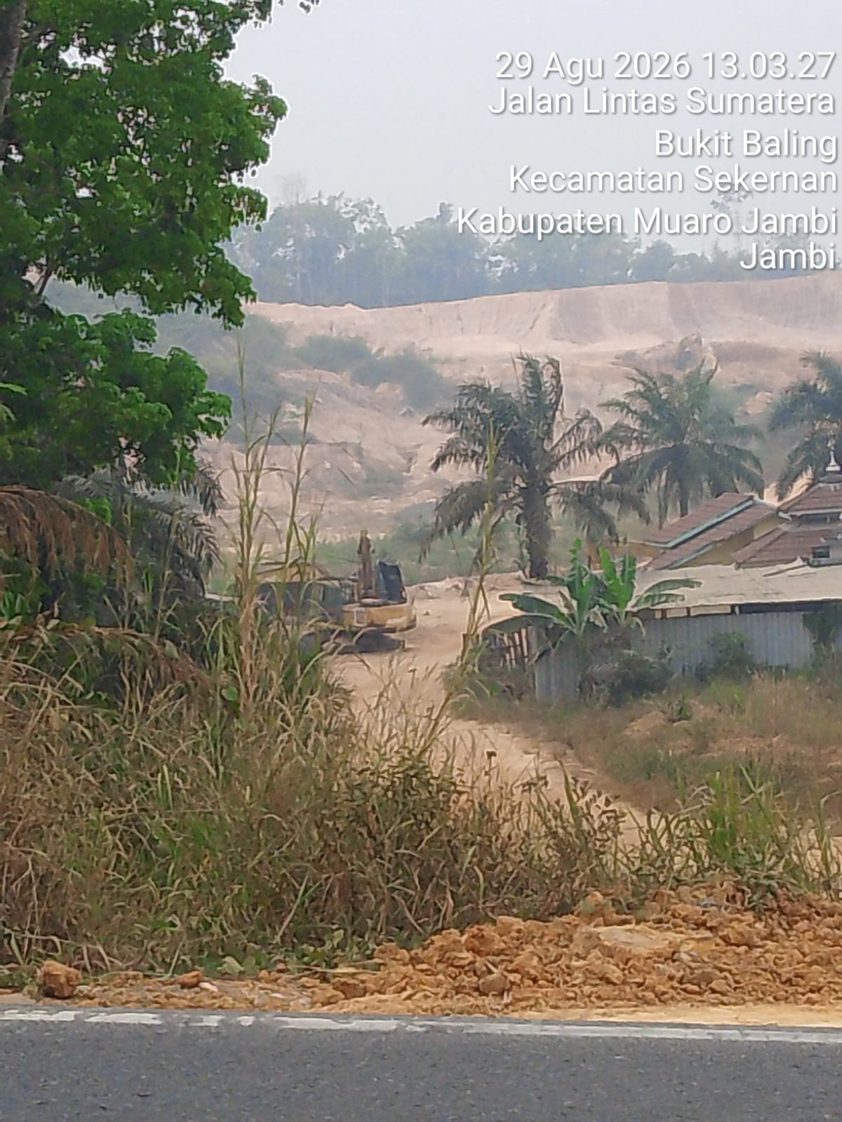 Diduga Kuari Tanah Uruq Ilegal Beroperasi di Pinggir Lintas Sumatera Sekernan