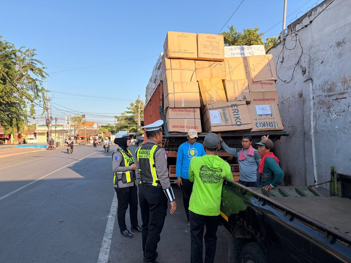 Humanis! Polwan Satlantas Polresta Sumenep Sapa Sopir Truk, Ingatkan Bahaya Muatan Overload